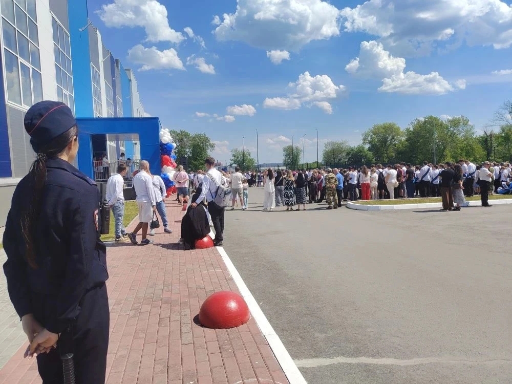 Сотрудники органов внутренних дел обеспечили правопорядок при проведении последних звонков