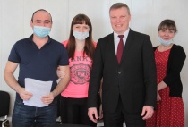 В Копейске 25 молодых семей смогут улучшить свои жилищные условия. Глава Копейска вручил свидетельства о праве на получение социальной выплаты