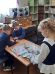 Первоклассники знакомятся с сокровищницей книг – библиотекой!