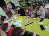 Рукодельницы в библиотеке создали нити-обереги