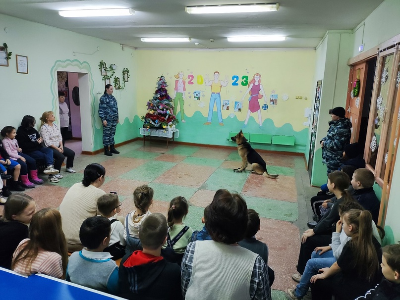 Кинологи и их четвероногие помощники посетили копейский детско - юношеский клуб «Дружба»