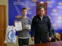 Полицейские Копейска поблагодарили подростка, нашедшего пропавшего несовершеннолетнего копейчанина