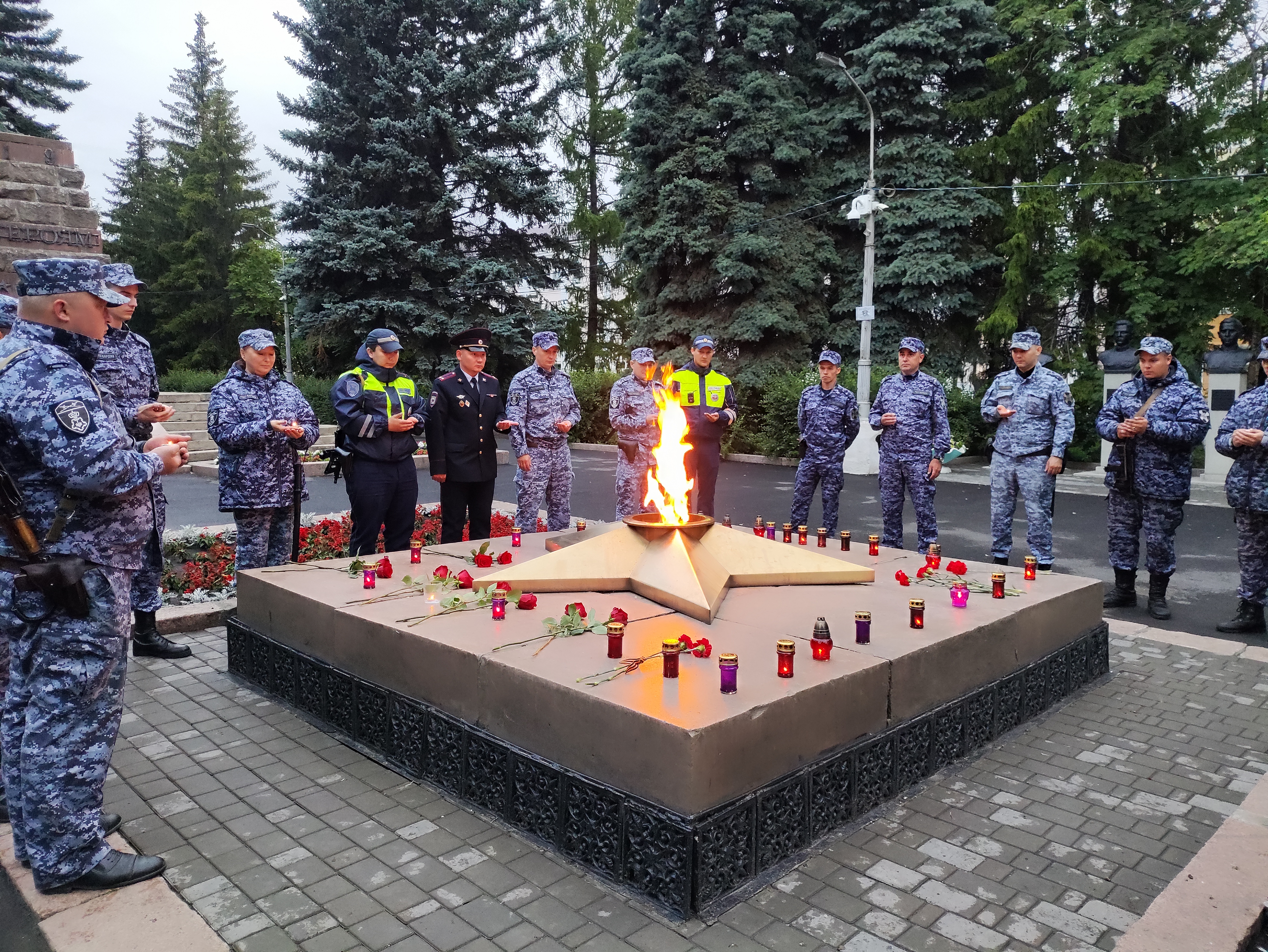 Сотрудники полиции Копейска и Росгвардии, а также ветераны и общественники присоединились к патриотической Всероссийской акции «Свеча Памяти»