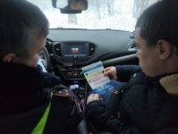 Полицейские раздали буклеты по профилактике мошенничества