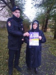 В Копейске сотрудники патрульно-постовой службы патрулируют улицы города и предостерегают граждан от обмана со стороны мошенников
