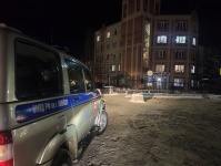 Сотрудники полиции просят граждан аккуратно относиться к празднику, который устроен для всех жителей и следить за своими детьми. 