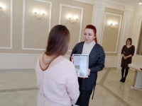 В ЗАГСе города Копейска вручили подарки родителям первых новорожденных года