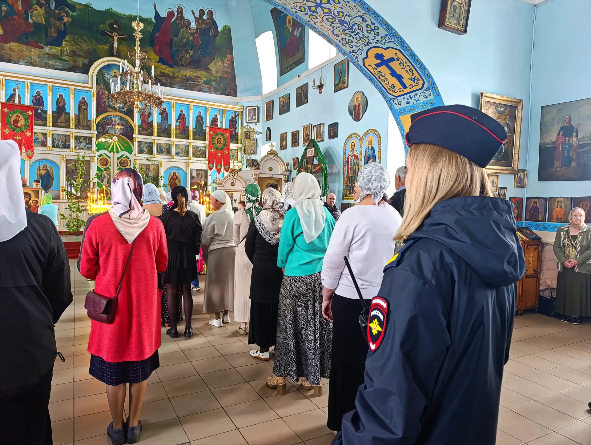 Полицейские Южного Урала обеспечили охрану общественного порядка в период празднования Святой Троицы