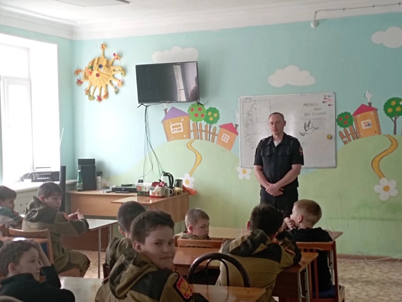 Сотрудники полиции Копейска в рамках профориентации у подрастающего поколения провели встречу с юнармейцами ВСТК «Медведь»