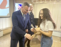Глава Копейска Андрей Фалейчик торжественно вручил паспорта юным копейчанам