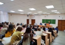 Начальник отдела по работе с личным составом ОМВД России майор полиции Евгения Очерет встретилась с выпускниками университета
