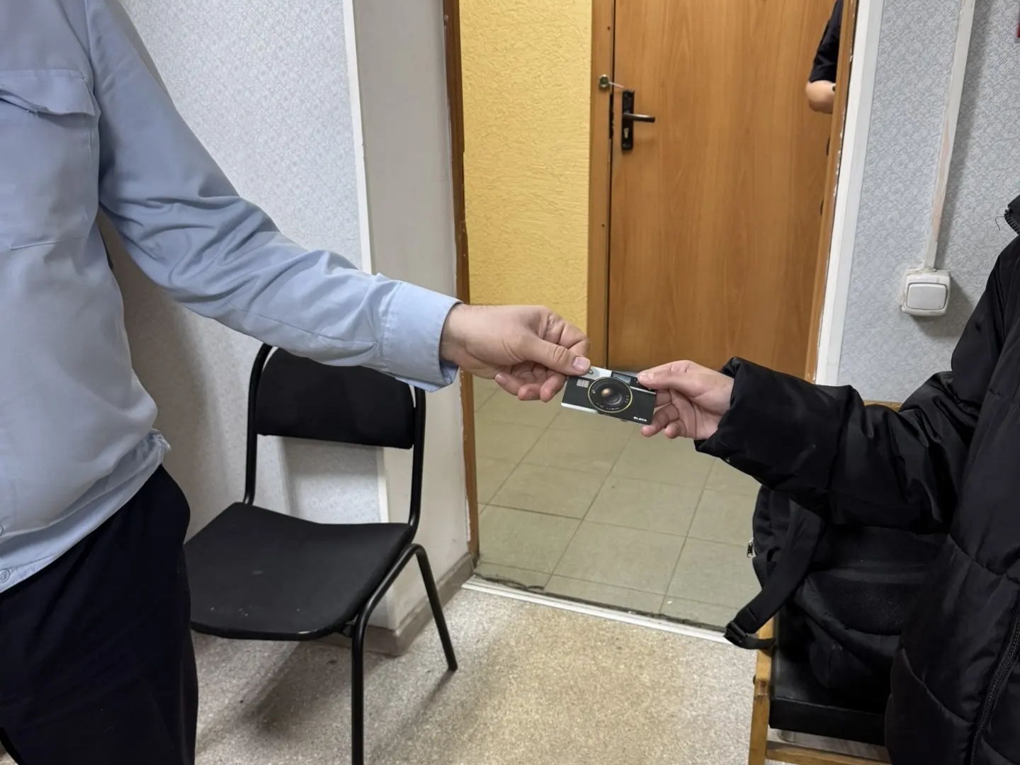 Участковый полиции Копейска вернул утерянную карту подростку