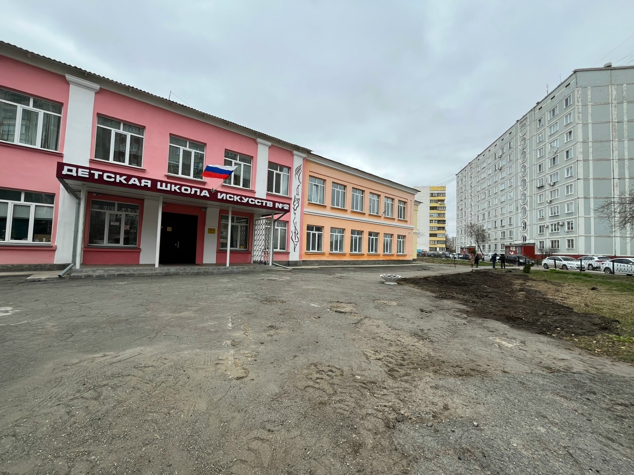 В Копейске преображается территория школы искусств