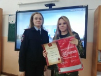 Сотрудники ГИБДД поздравили с победой в тестировании по ПДД ученицу копейской школы