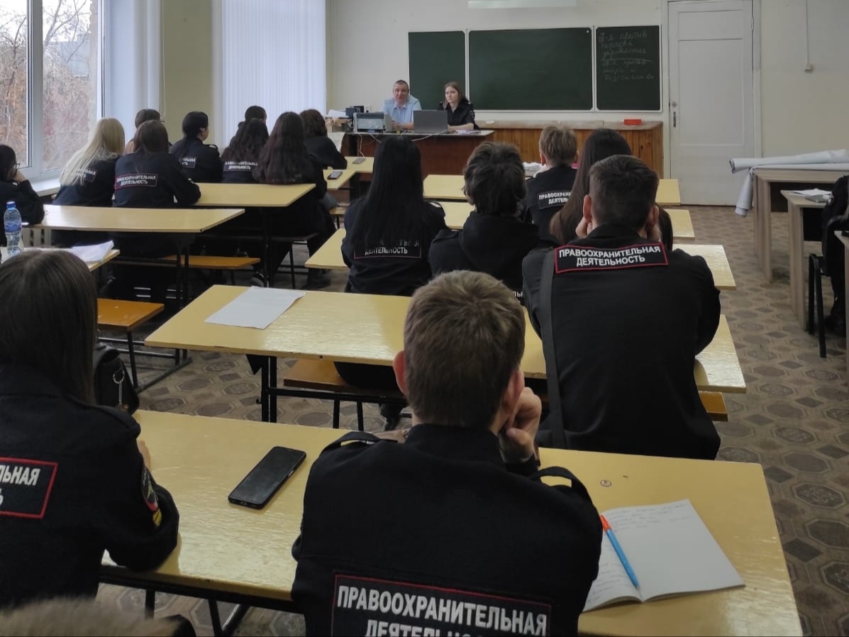 Полицейские Копейска в рамках Акции «Будь в форме» провели встречу со студентами