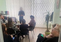 Полицейские Копейска рассказали сотрудникам ЗАГСа о способах противодействия дистанционным мошенникам