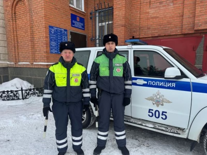 Копейские автоинспекторы освободили из снежного плена застрявший автомобиль