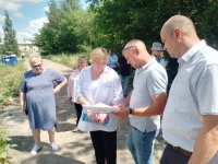 Глава Копейска проверила ход работ на пляже и встретилась с местными жителями