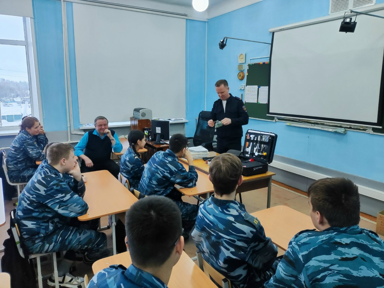 Начальник криминалистов полиции Копейска рассказал выпускникам школы № 13 о своей профессии