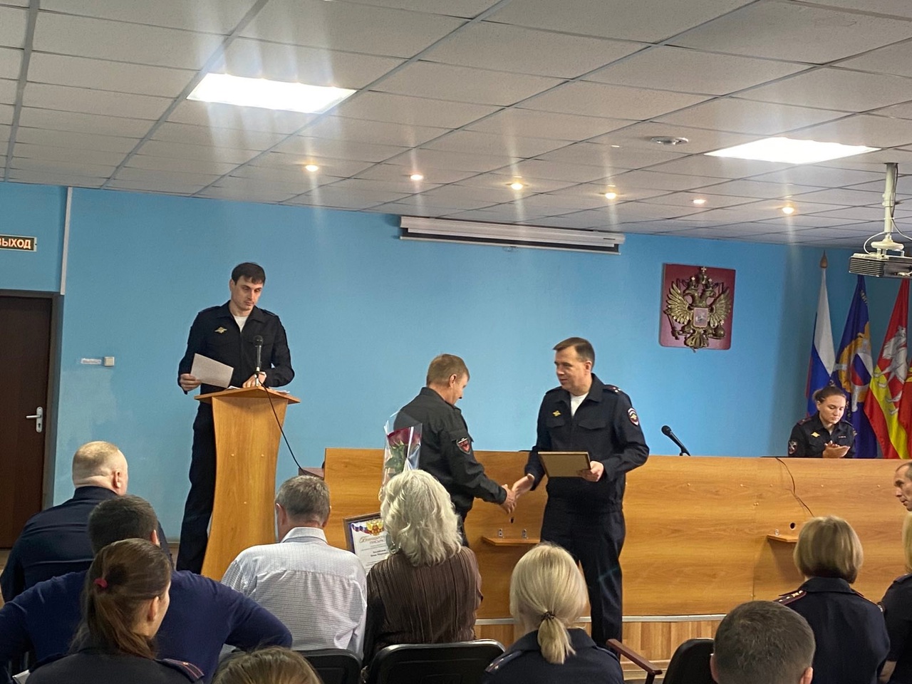 Начальник ОМВД Копейска вручил благодарственные письма охранникам местного торгового центра