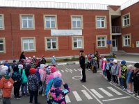Сотрудники Госавтоинспекции проводят практические занятия с дошкольниками по изучению ПДД.