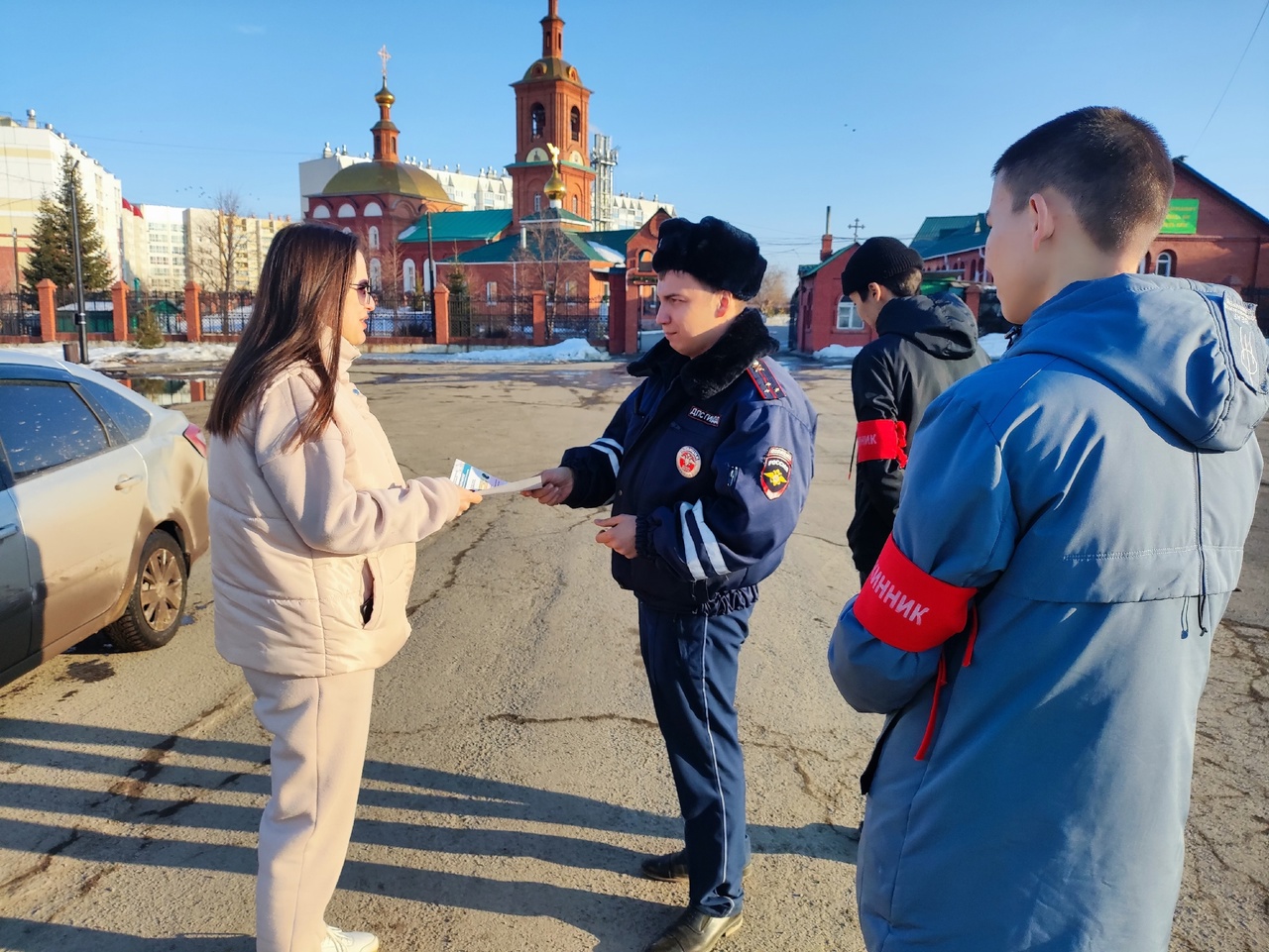 Копейские полицейские и представители ДНД в составе совместной патрульной группы на постоянной основе проводят профилактические беседы с гражданами