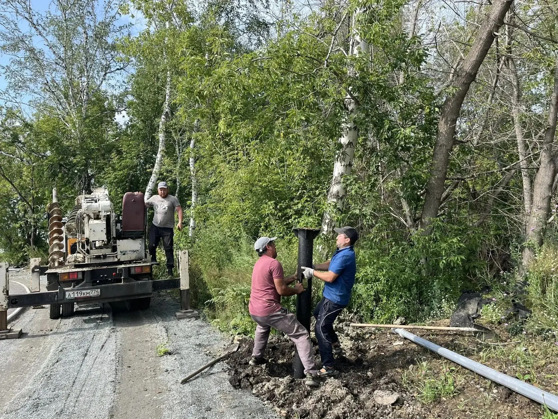 На стадионе в поселке Октябрьский города Копейска продолжаются работы по монтажу опор освещения