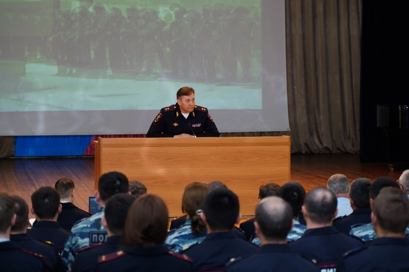 Начальник ГУ МВД области Михаил Скоков провел инструктаж сводного отряда, убывающего в служебную командировку в Ставропольский край