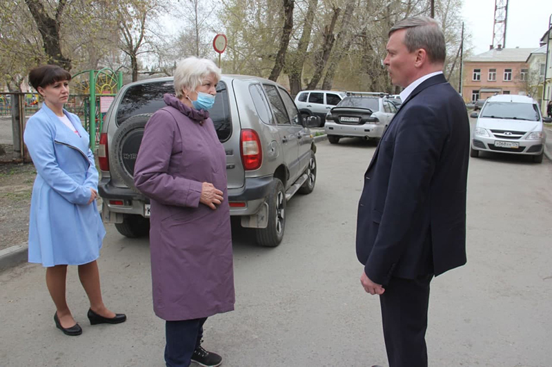Глава города поручил направить больше машин на вывоз мусора с субботников