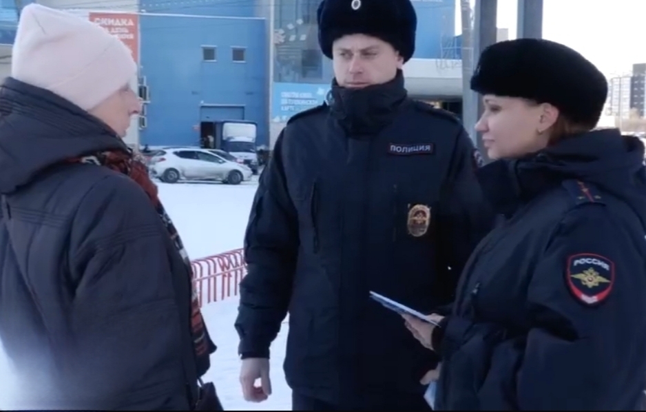 В Копейске полицейские напомнили горожанам о предновогодних схемах мошенников