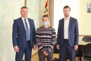 Глава Копейска Андрей Фалейчик вручил ключи от квартиры Сергею Лошакову