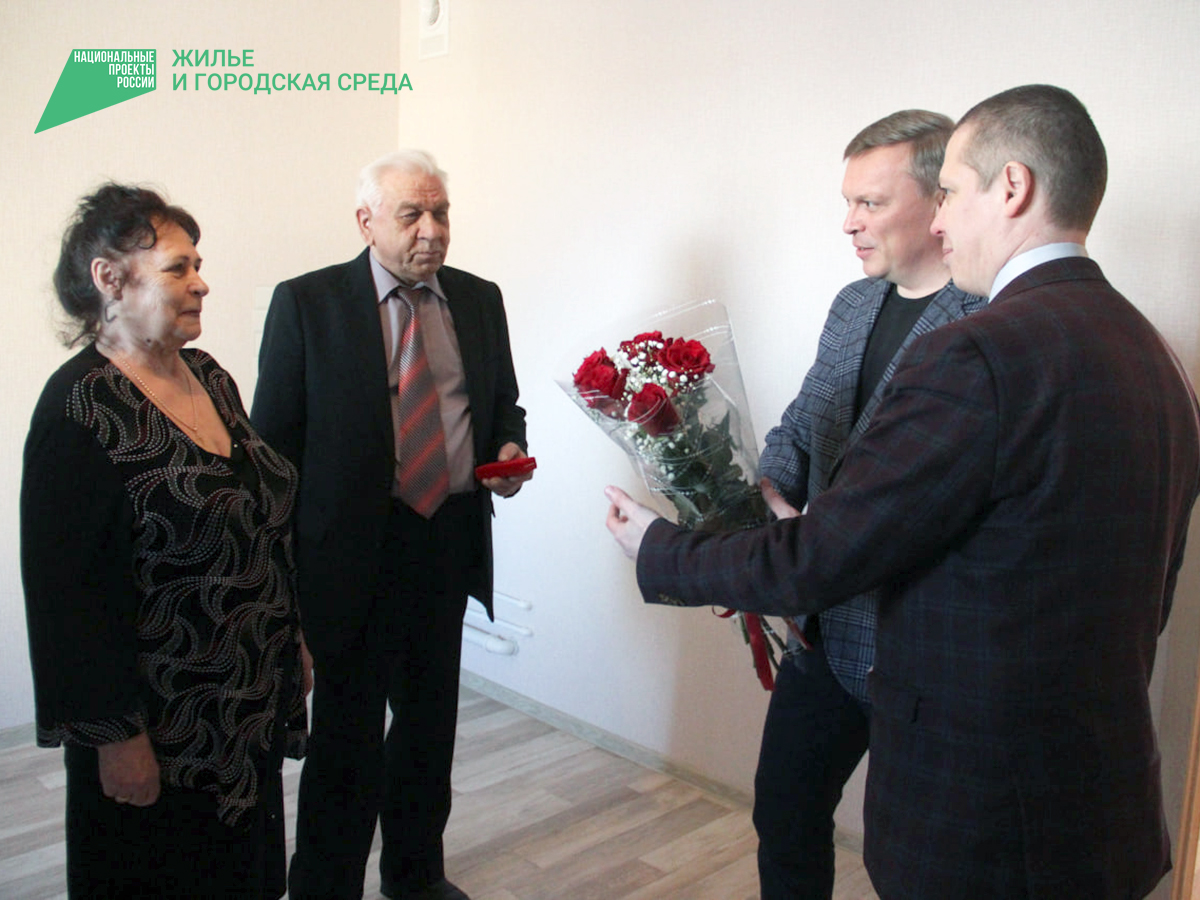 Глава города вручил ключи от новой квартиры