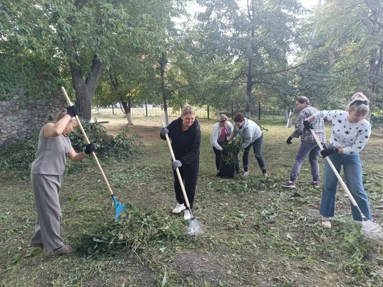 В Копейске продолжается серия субботников