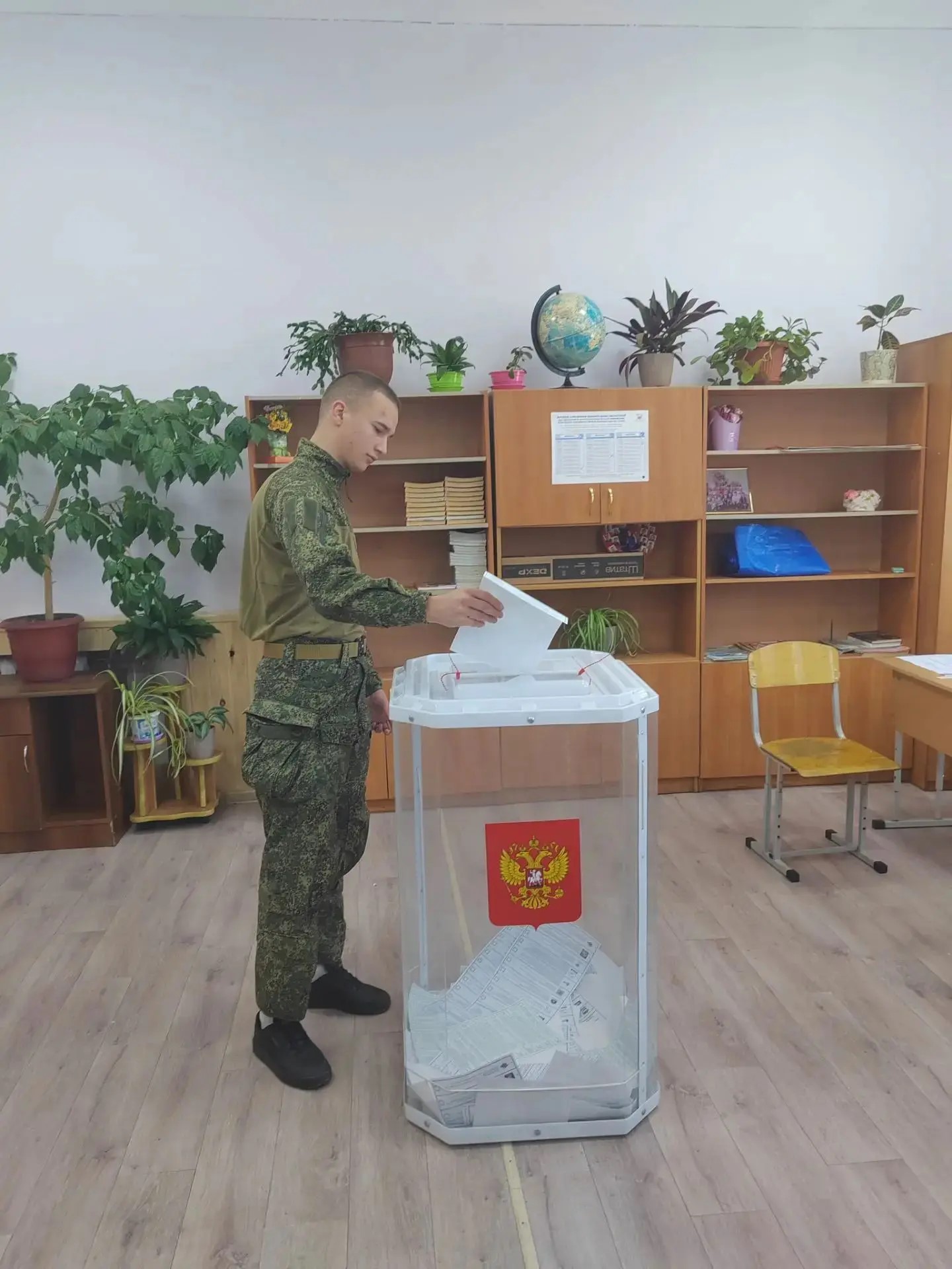 Копейский участник специальной военной операции впервые проголосовал на выборах