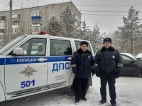 Сотрудники ГИБДД помогли копейчанке на дороге