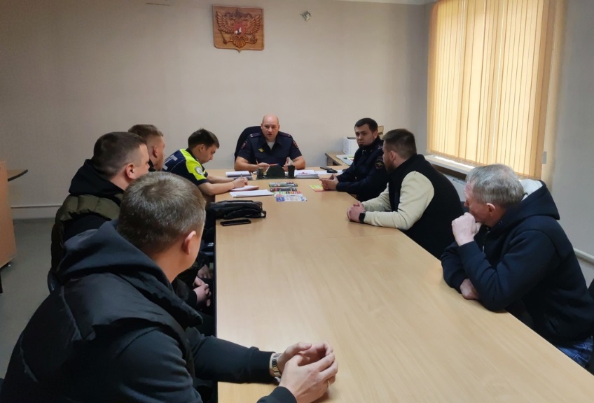 В Копейске полицейские обсудили вопросы профилактики и предотвращения киберпреступлений с руководителями местных служб такси