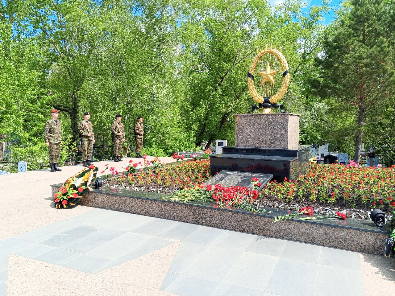 Глава Копейска приняла участие в церемонии возложения венков к мемориалу погибших воинов